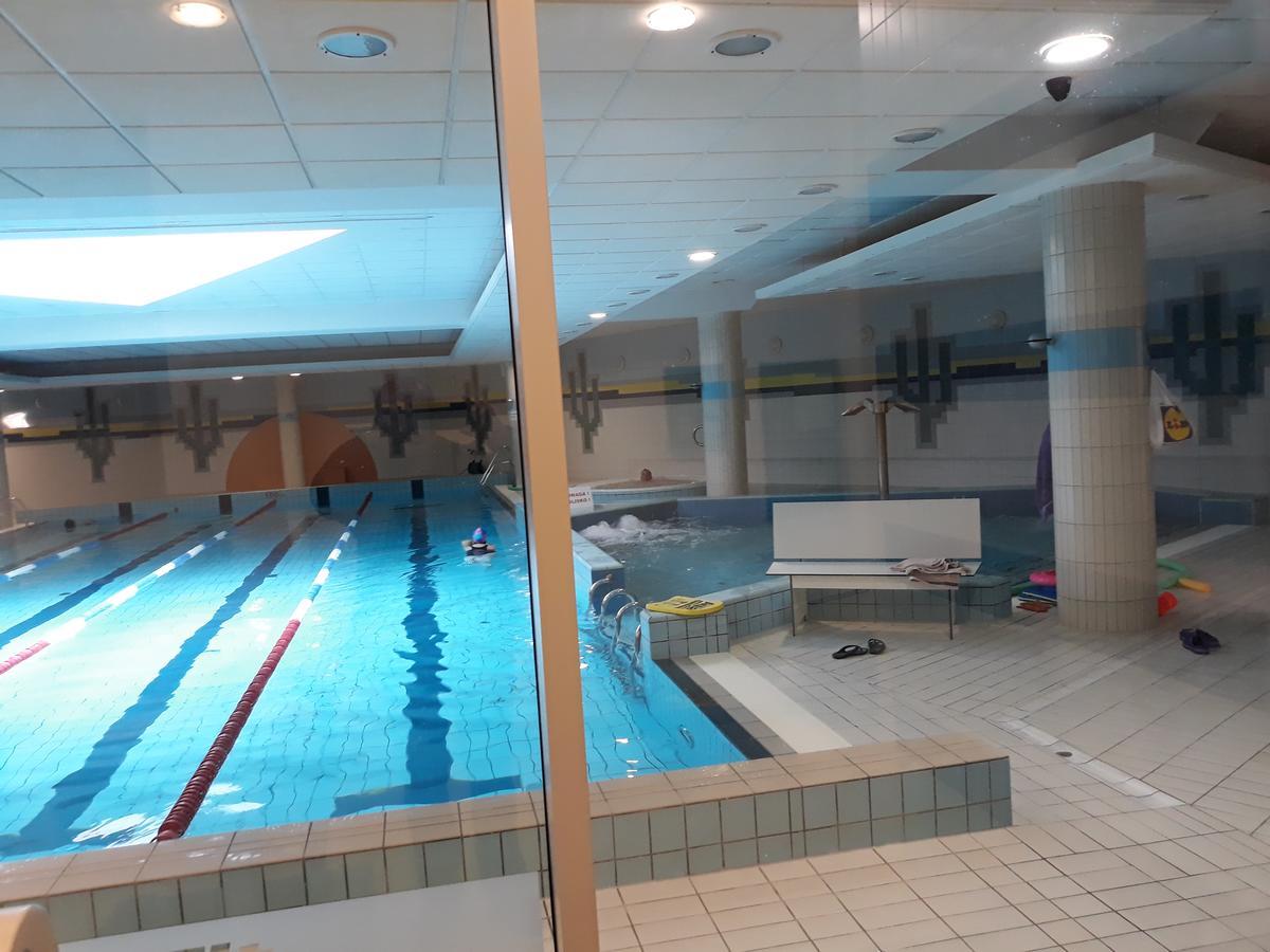 Airport Hostel Olympic Swimming Pool Warszawa Exteriör bild